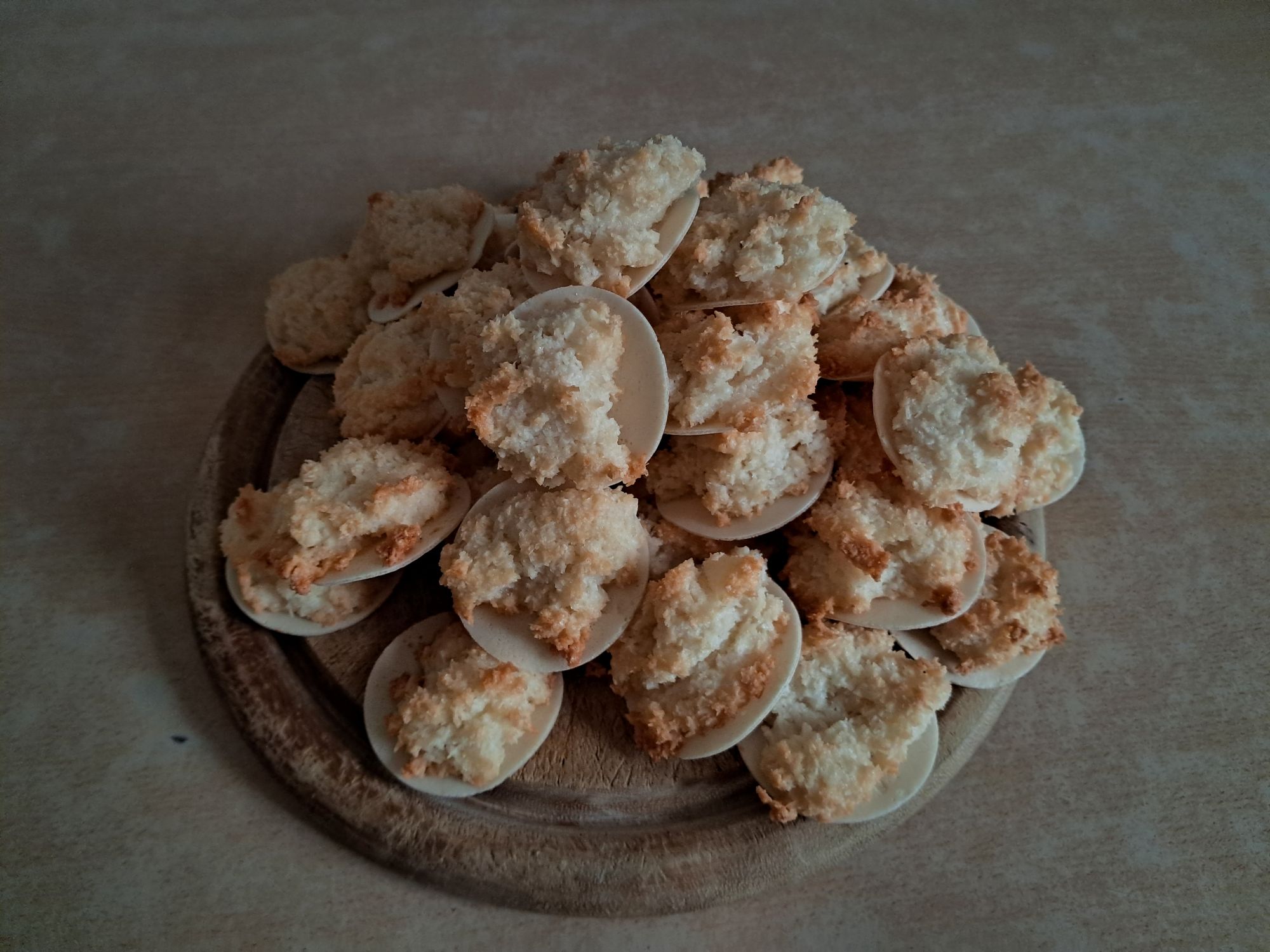 Kokosmakronen auf Brettchen