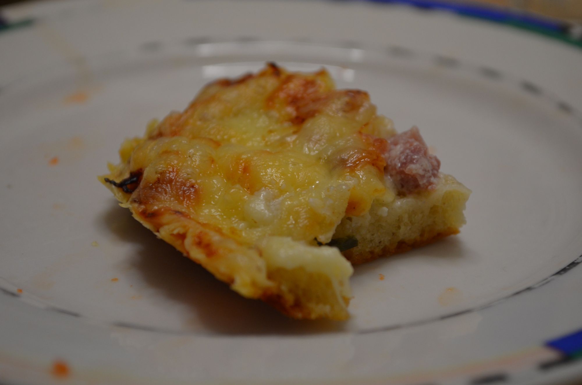 Pizzastück auf dem Teller